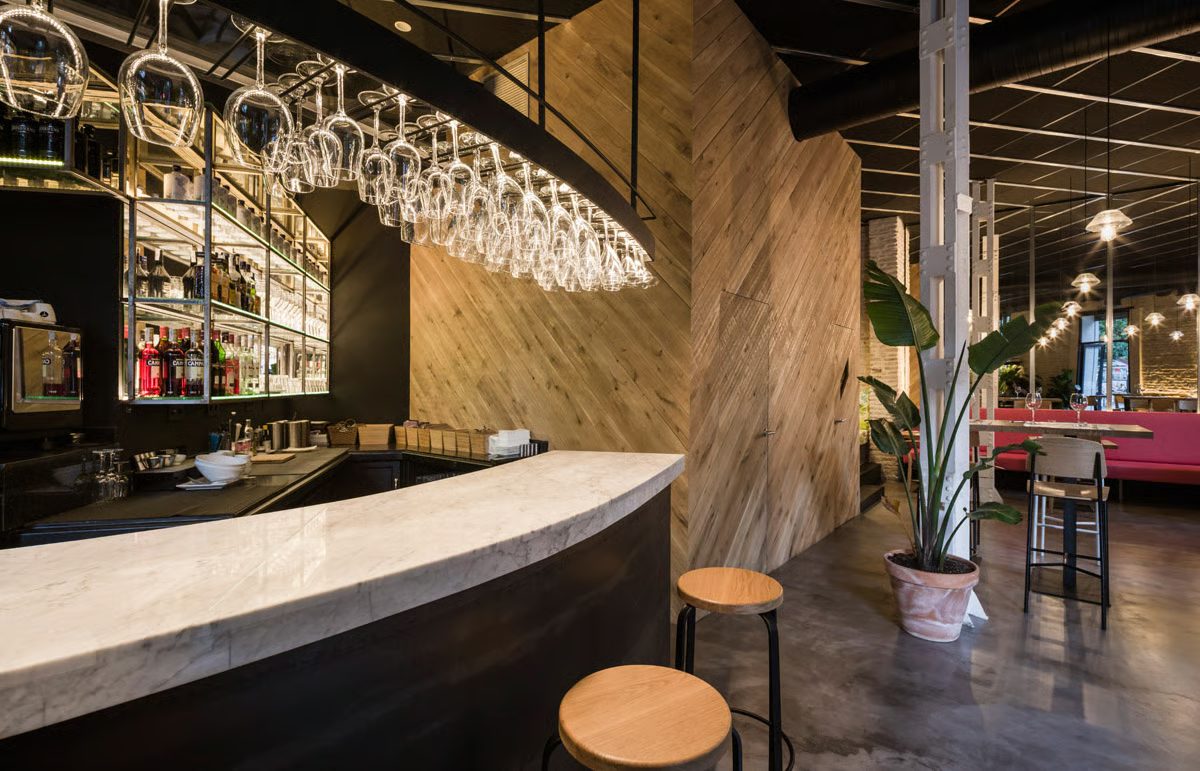 Barra con taburetes de madera
