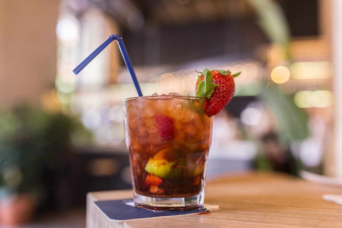 Cóctel con fresa en la barra