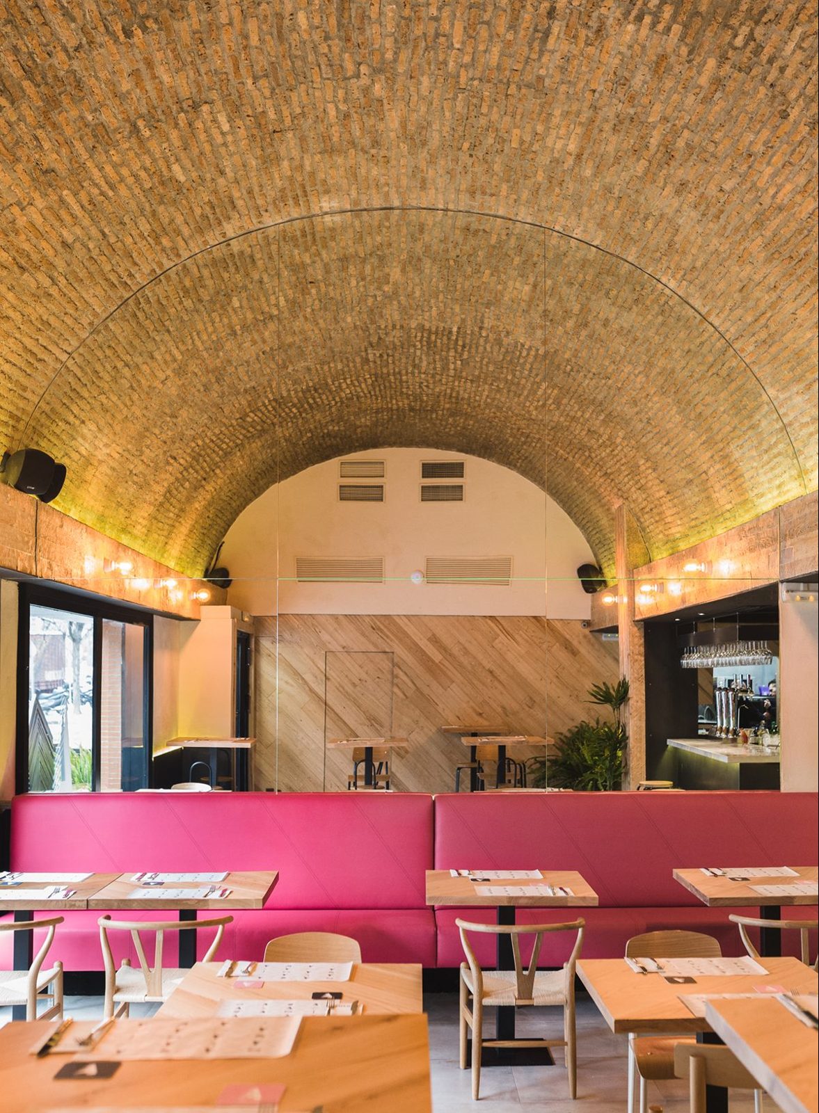 Comedor con bancada y mesas de madera